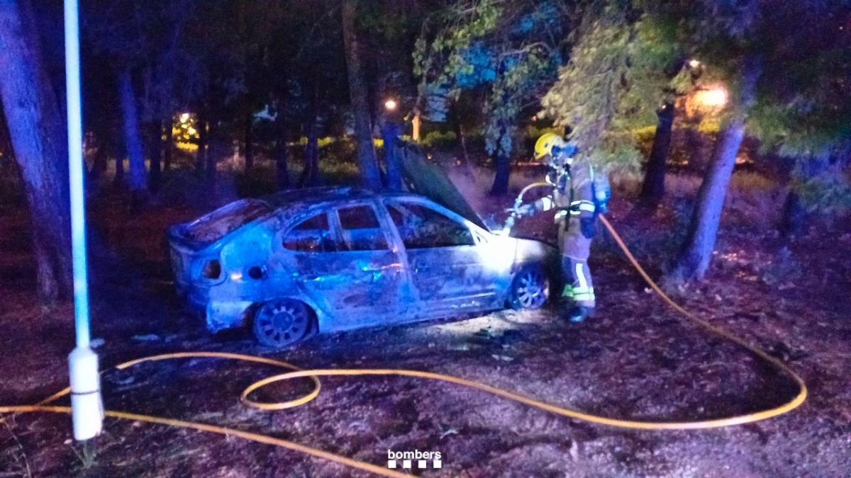 Un bombero acabando de extinguir el incendio.