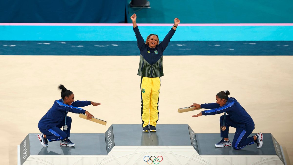 Rebeca Andrade recibe la reverencia de Biles y Chiles.