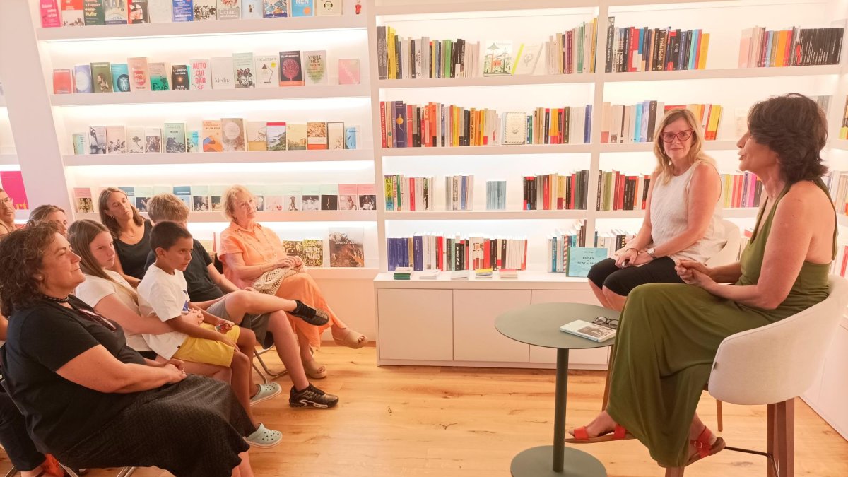 Yolanda Villaluenga y Cristina Pineda en la librería Bruna durante la presentación.