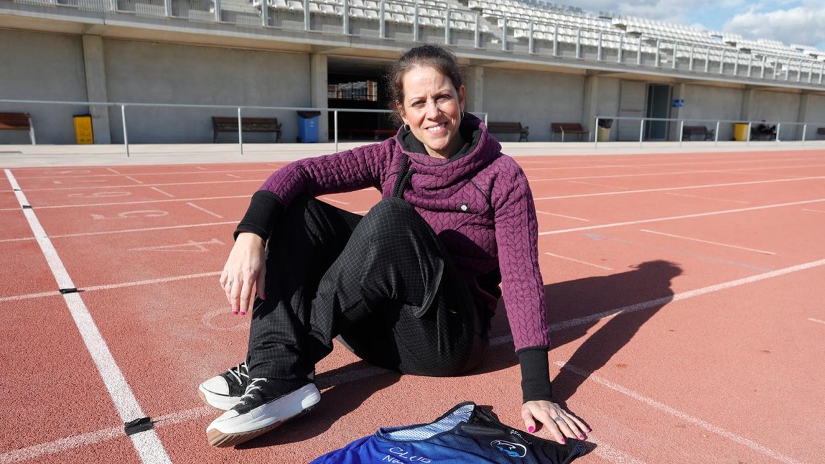Natalia Rodríguez, en la pista de Campclar con la nueva camiseta del club.