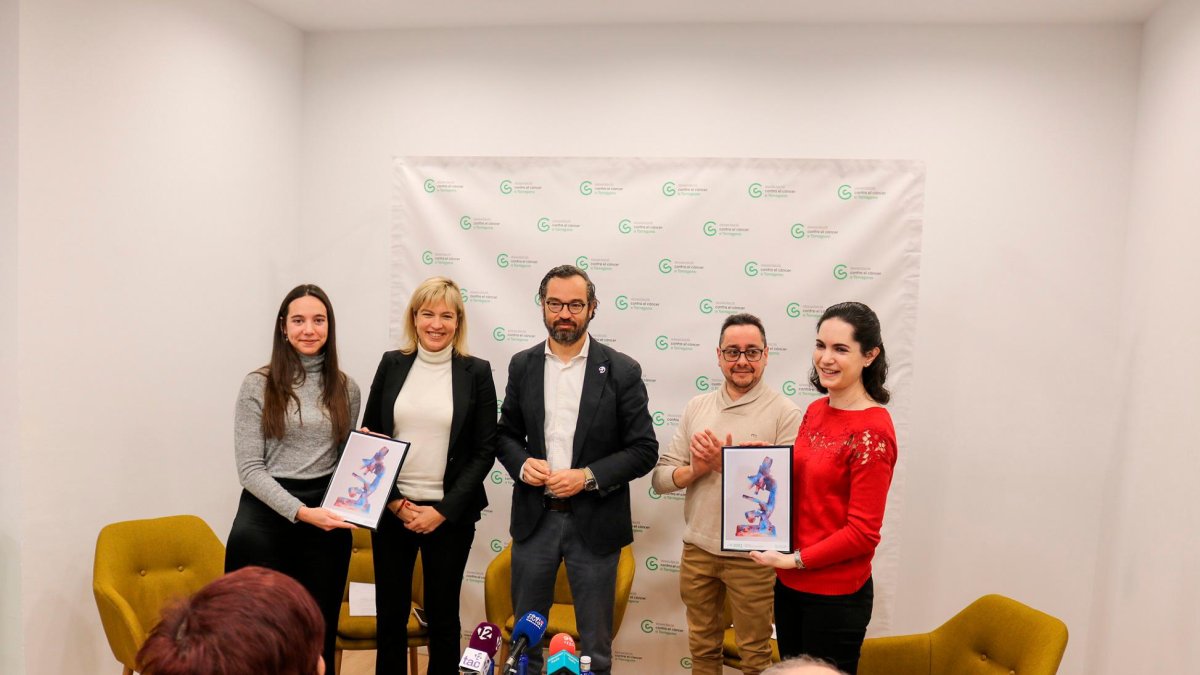 Las doctoras premiadas, Raquel Garcia y Vanessa Calatayud junto a Montse Adan y Fede Adan, presidente de l’Associació.
