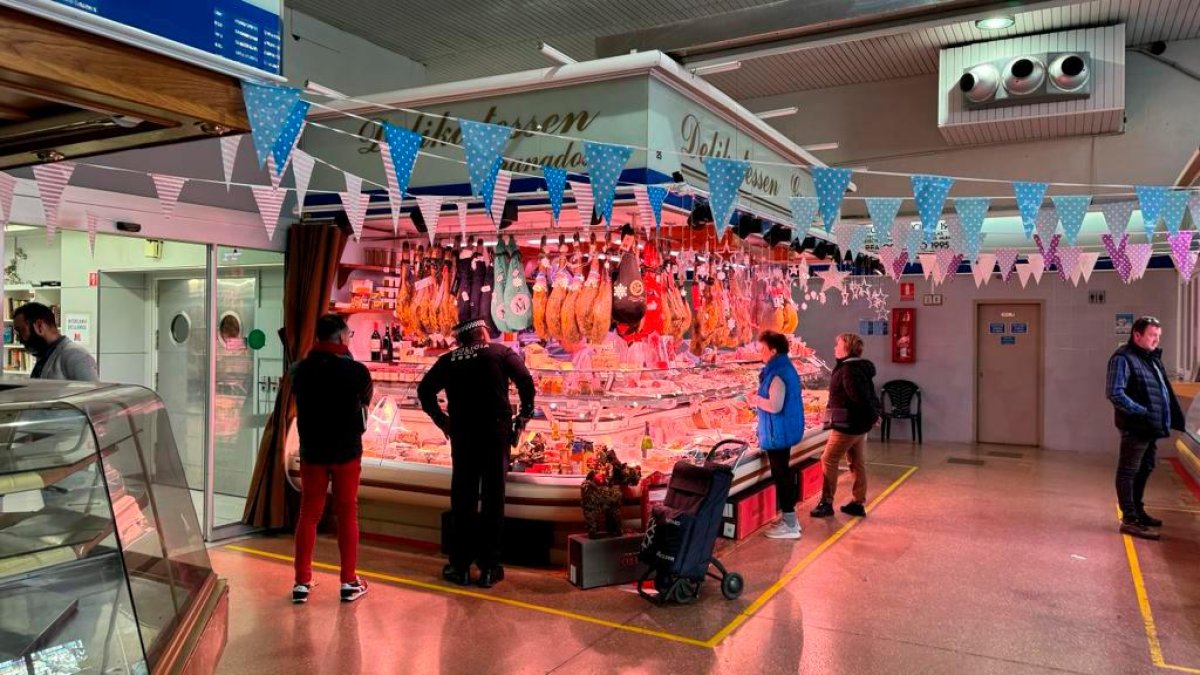El inspector de la Policía Local de Salou hablando con uno de los paradistas.
