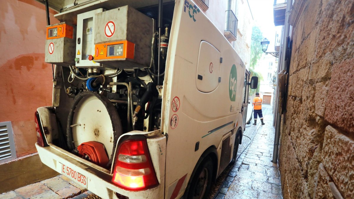 Imagen reciente de un camión de la limpieza operando en la Part Alta.