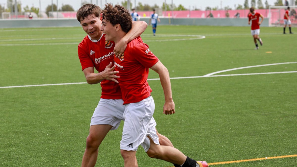 Jan Virgili celebra uno de los goles que le dio el ascenso al Juvenil A.