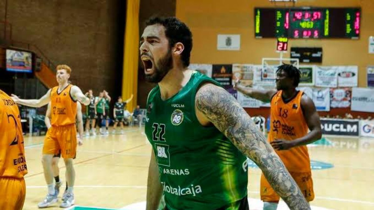 Juanjo Santana llega al OCA Global CB Salou procedente de la Primera FEB (LEB Oro) .