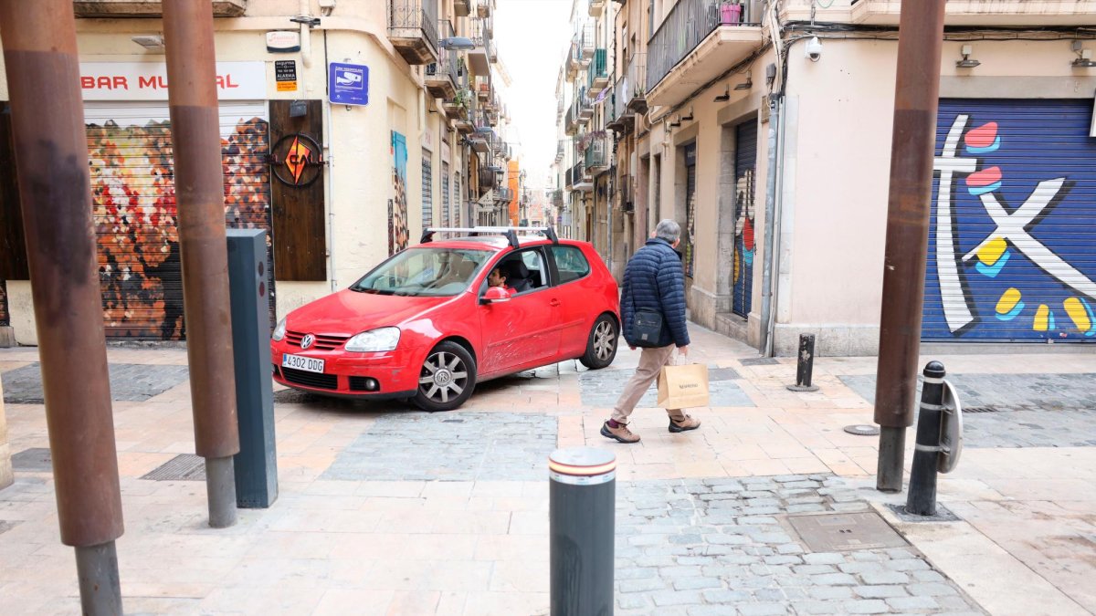 Uno de los puntos de acceso con lector de matrícula situado en el cruce de la calle Hospital y calle de la Mar.