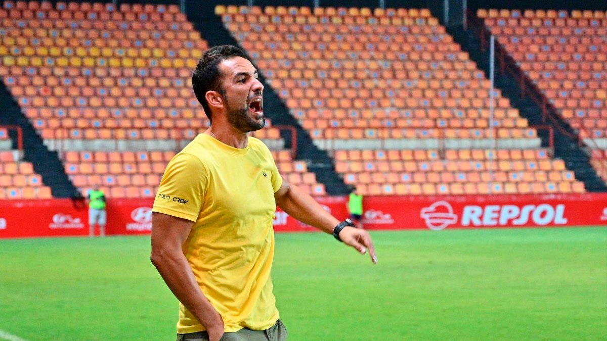El técnico del Nàstic Dani Vidal da indicaciones en el estreno liguero a puerta cerrada.