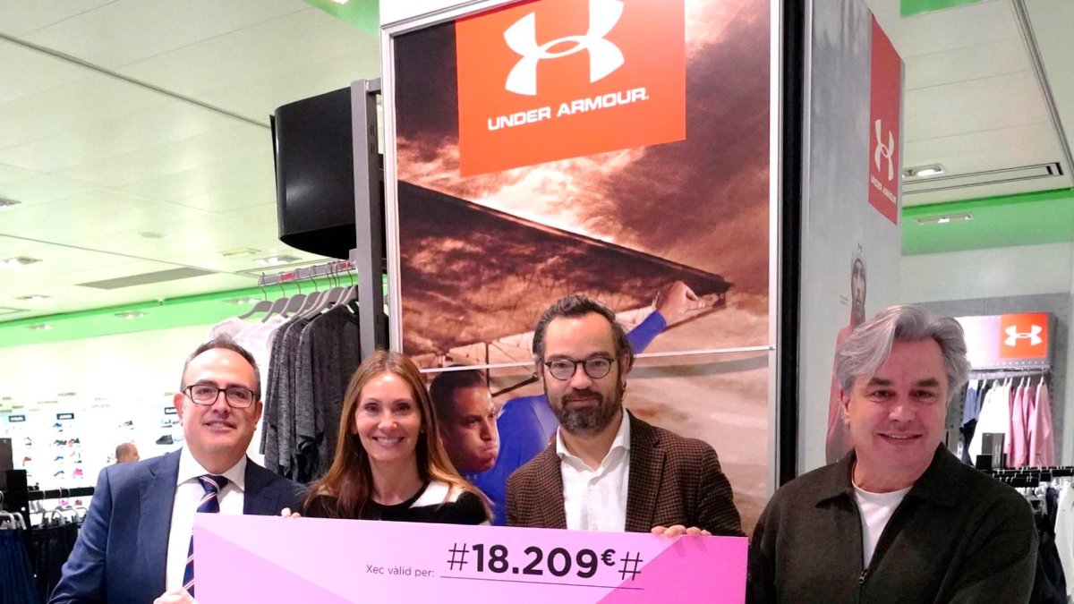 Momento de la entrega simbólica del talón.