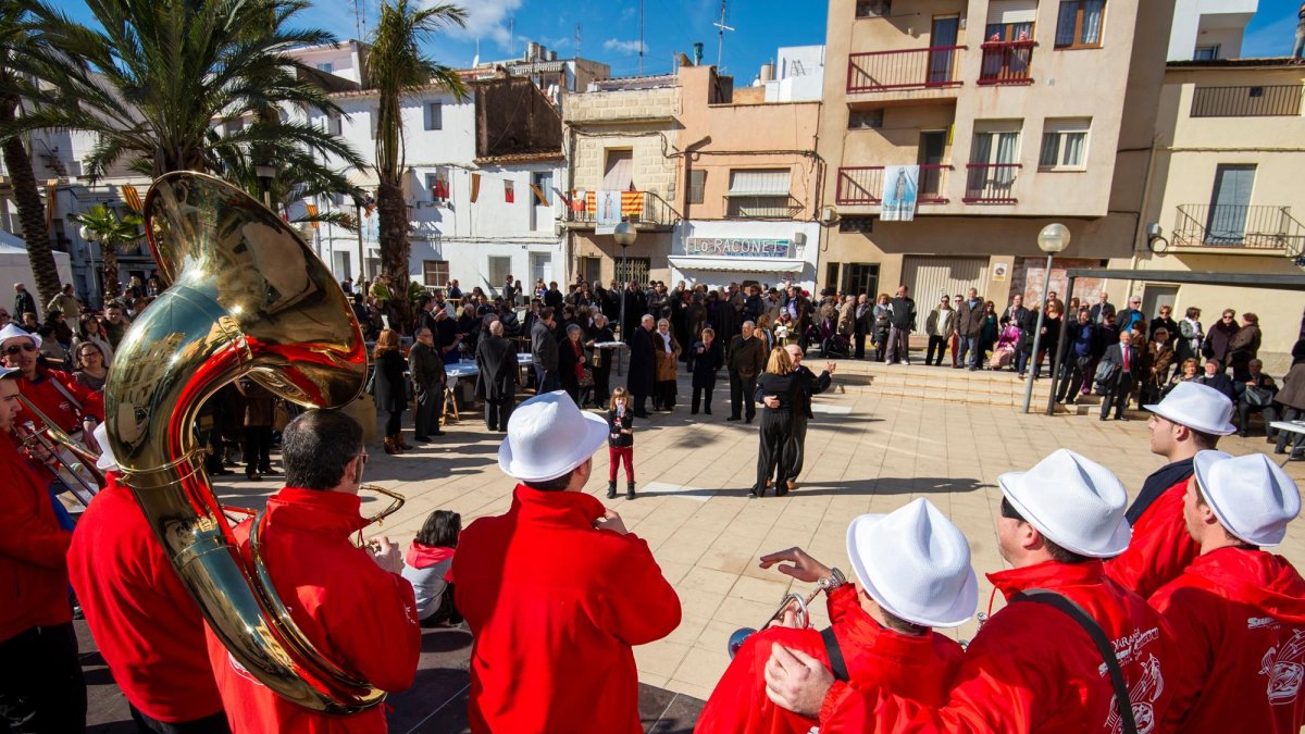 Actuació de la xaranga Suquet Calero, a l’Ametlla de  Mar.