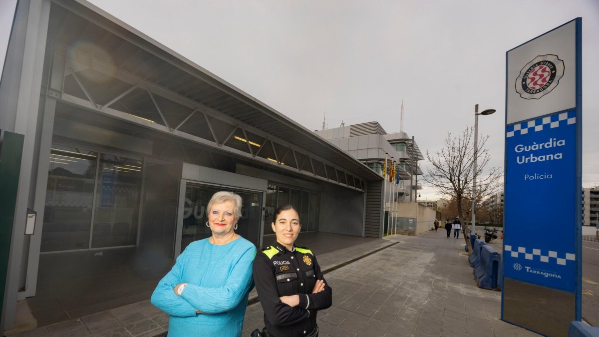 Maite Roca y Laura Jiménez,en la comisaría de la Guàrdia Urbana.