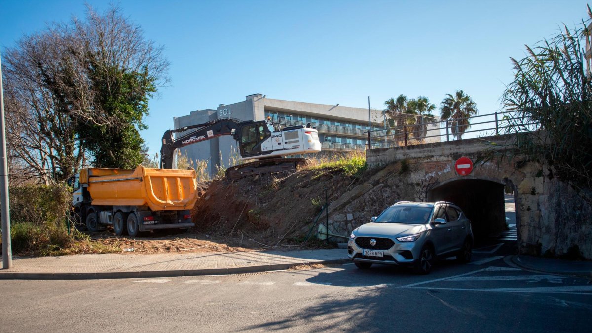 El puente de la rotonda del vial del Cavet de Cambrils.