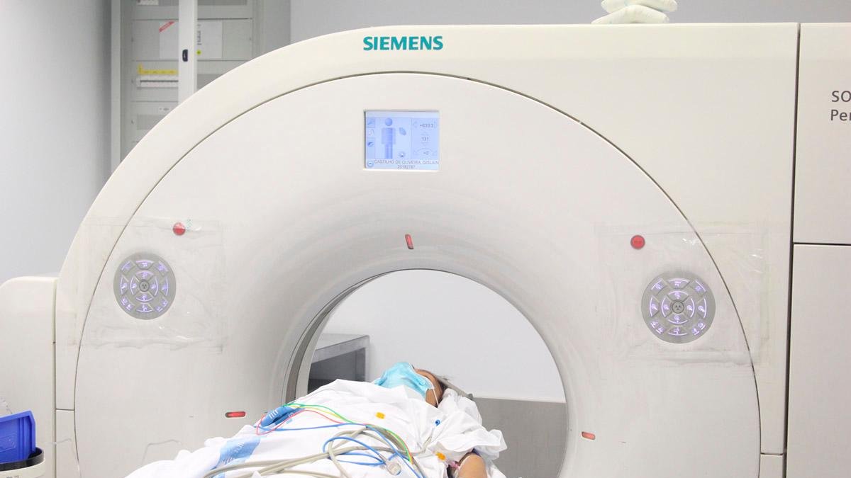 Las pruebas a realizar serían un TAC de tórax, un estudio del ritmo y flujo del aire en los pulmones y una analítica.