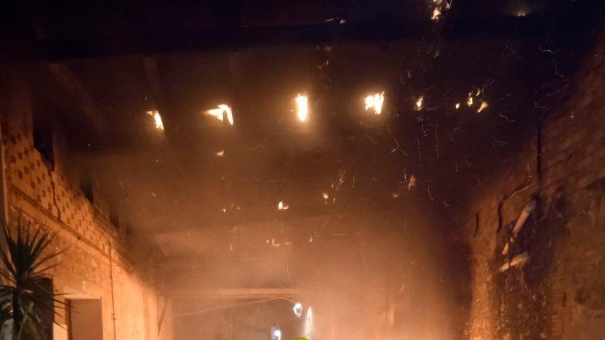 Los bomberos durante la extinción del incendio.