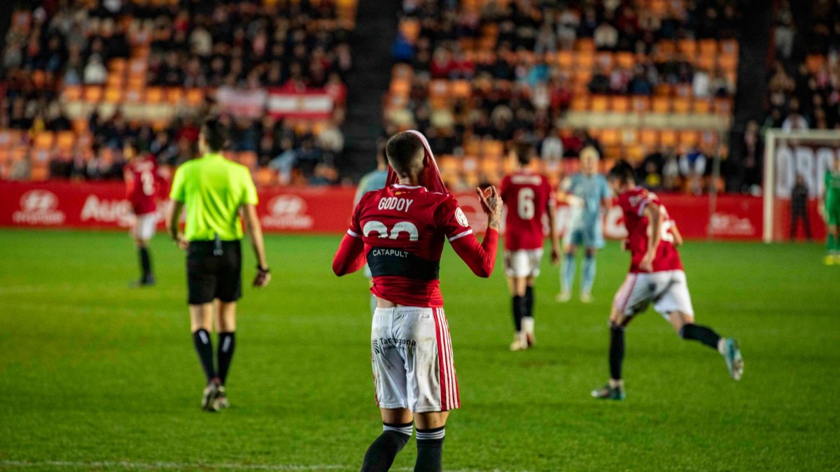 Alan Godoy se lamenta de una ocasión errada el año pasado en el Nou Estadi.