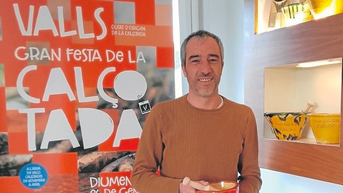 Francesc Sans amb el morter amb el que s’elabora la salsa.