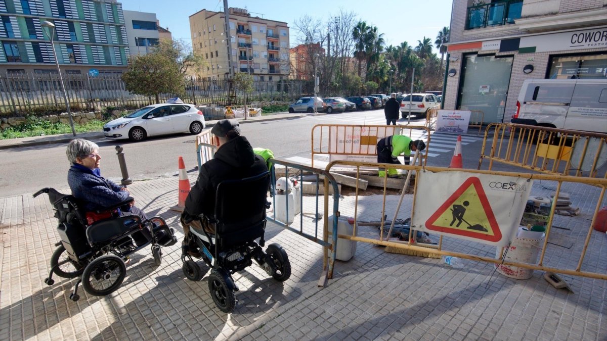 Membres de l’entitat ASSIDE observant les obres en marxa.