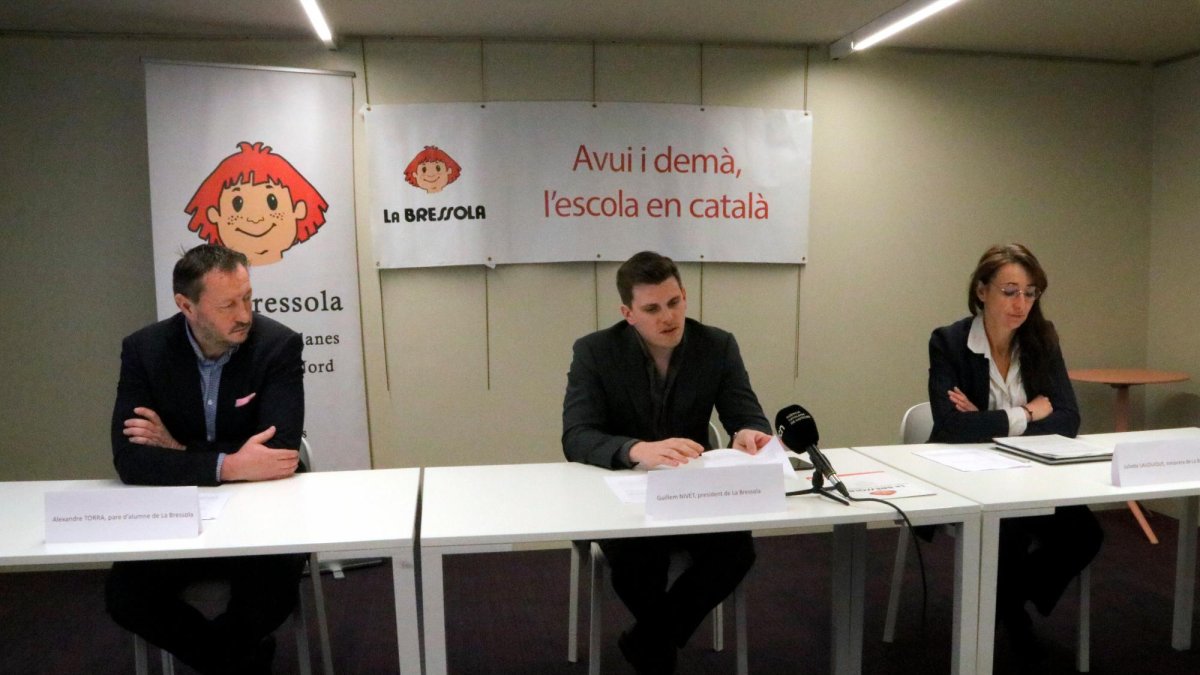 D’esquerra a dreta, Alexandre Torra, pare de la Bressola; el president de la xarxa d’escoles, Gerard Nivet, i l’administradora, Juliette Lauduique (ACN)