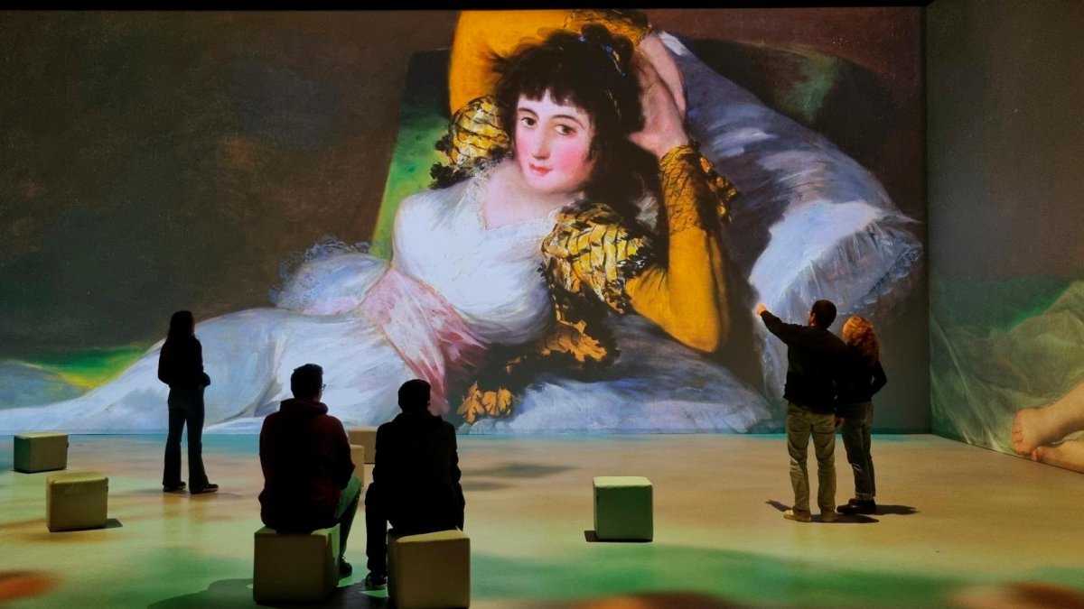 La muestra recrea con IA obras como ‘La maja vestida’.