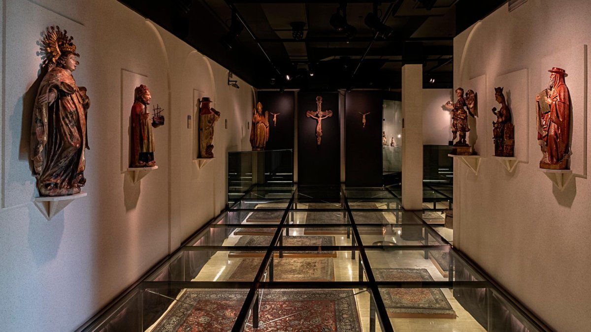 La sala de las alfombras y de arte religioso.