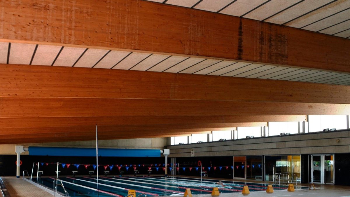 Es la tercera vez en cuatro meses que se desprende parte del falso techo de las piscinas.