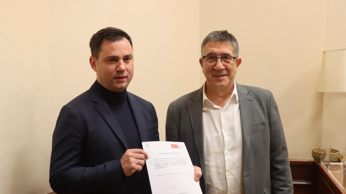 El portavoz del Grupo Socialista, Patxi López, ha registrado este viernes, en el Congreso de los Diputados, una proposición de ley que prohíbe ejercer la acusación popular a partidos políticos y asociaciones o fundaciones vinculadas con ellos y con la que busca garantizar los derechos fundamentales frente al acoso derivado de «acciones judiciales abusivas».