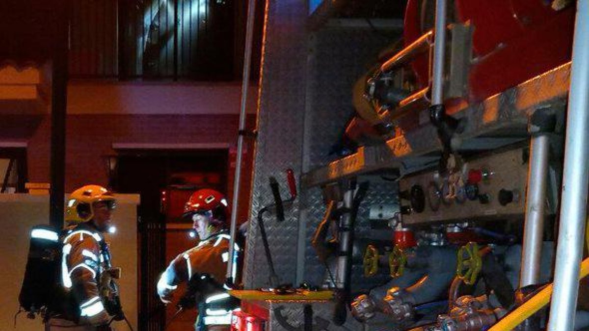 Dos bomberos en el incendio de este viernes en Ulldemolins.
