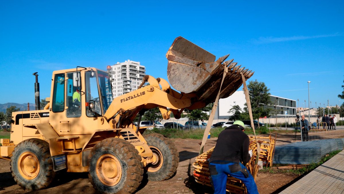Los operarios descargan materiales de construcción en el solar del Temple, donde se construye una de las nuevas guarderías públicas de Tortosa.