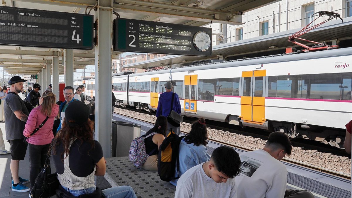 Usuarios en la estación de Tarragona.
