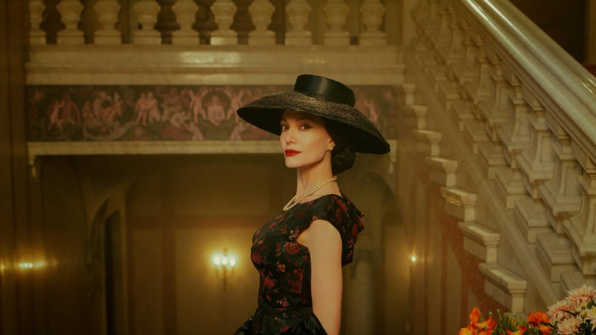 Angelina Jolie interpreta a la soprano María Callas en el filme dirigido por Pablo Larraín.