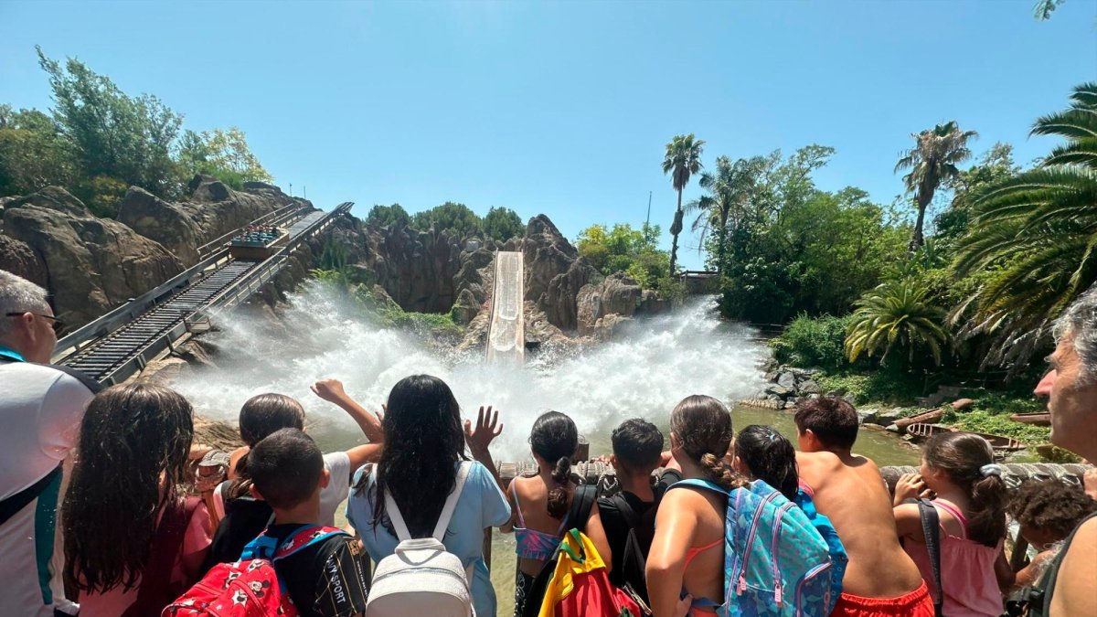 Clientes del parque observando una de las atracciones de agua.