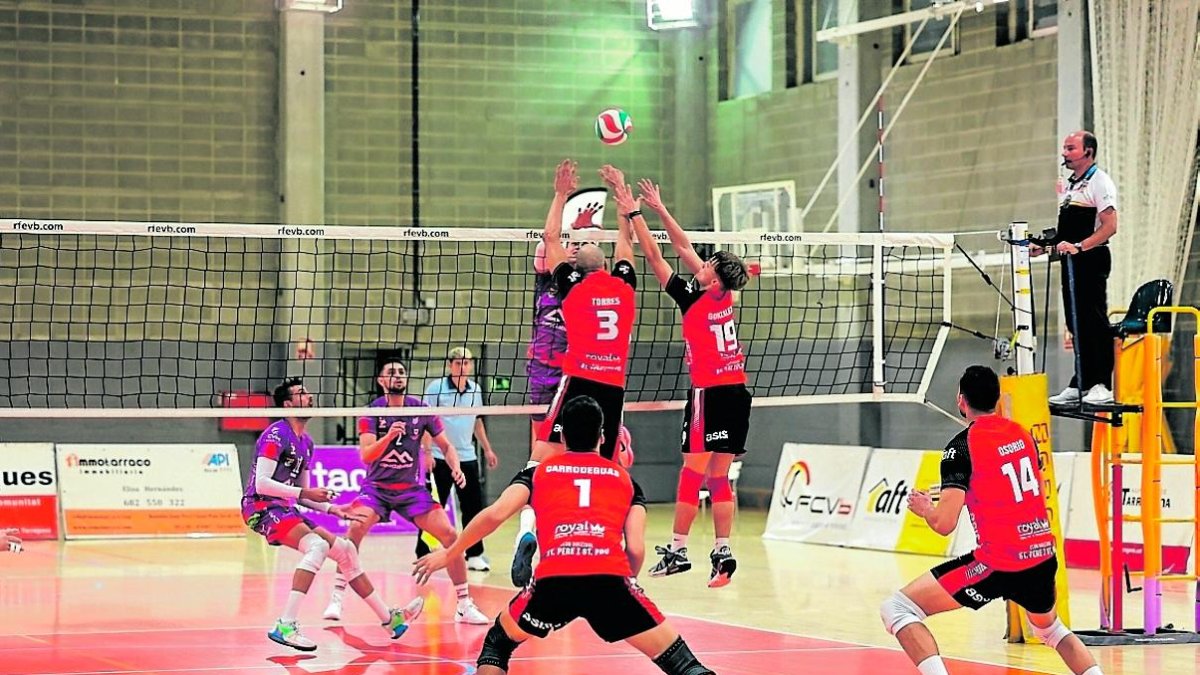 García-Torres y Pablo Rosales buscan el bloqueo en un duelo de la presente temporada.