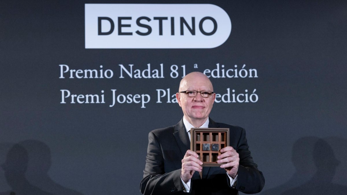El argentino Jorge Fernández Díaz, con el Premio Nadal.