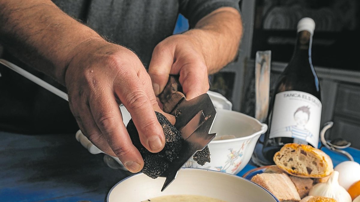 En la carta del Restaurant Quintaforca (Pedanía de Casafort, Nulles) destaca la Sopa de ajo con trufa, que cocina Xavier Fabra.