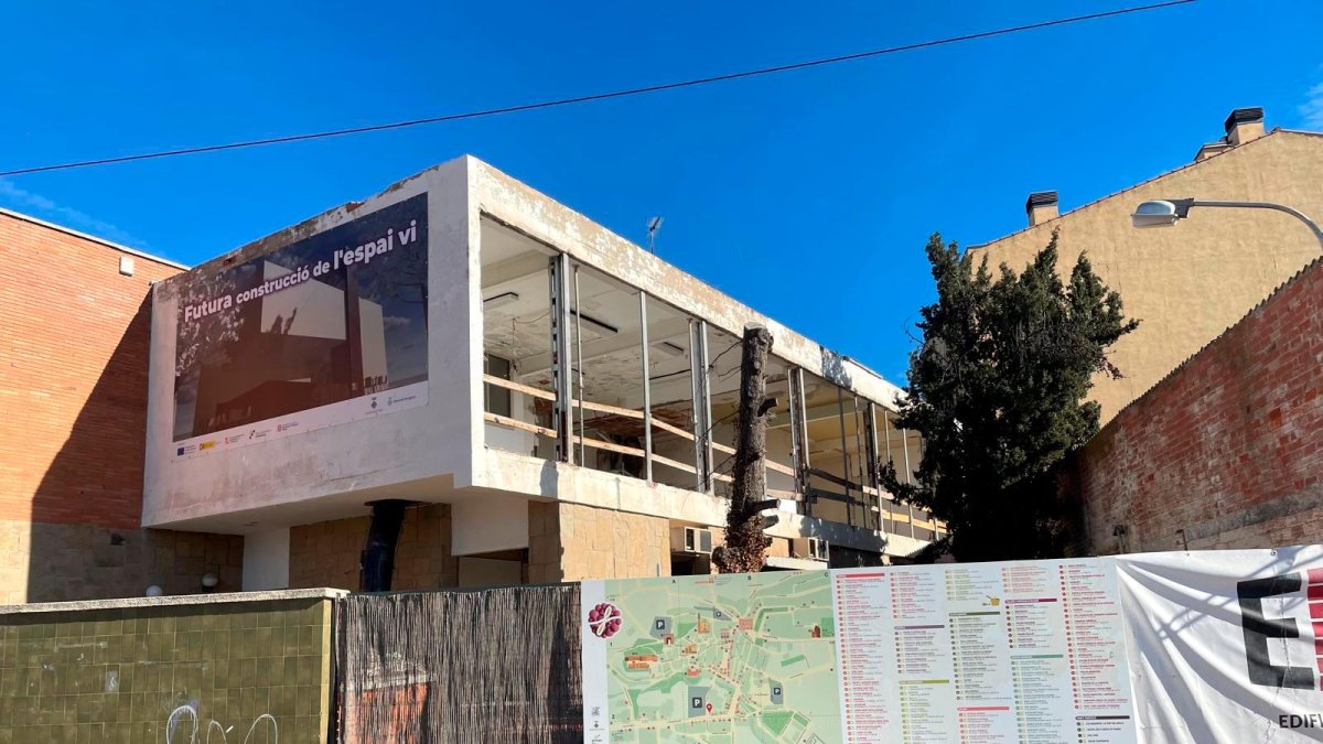 Estat actual de l’antiga fàbrica Falbar, amb els enderrocs de l’interior iniciats.