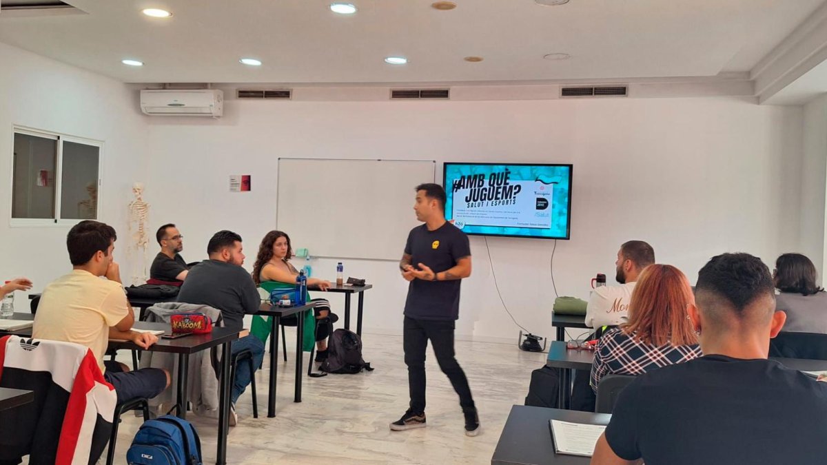 Una sesión formativa dirigida a personal técnico deportivo.