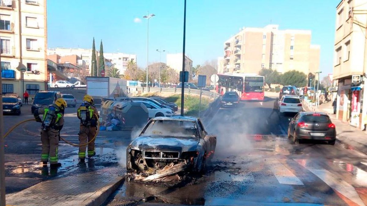 Imagen del coche completamente quemado.