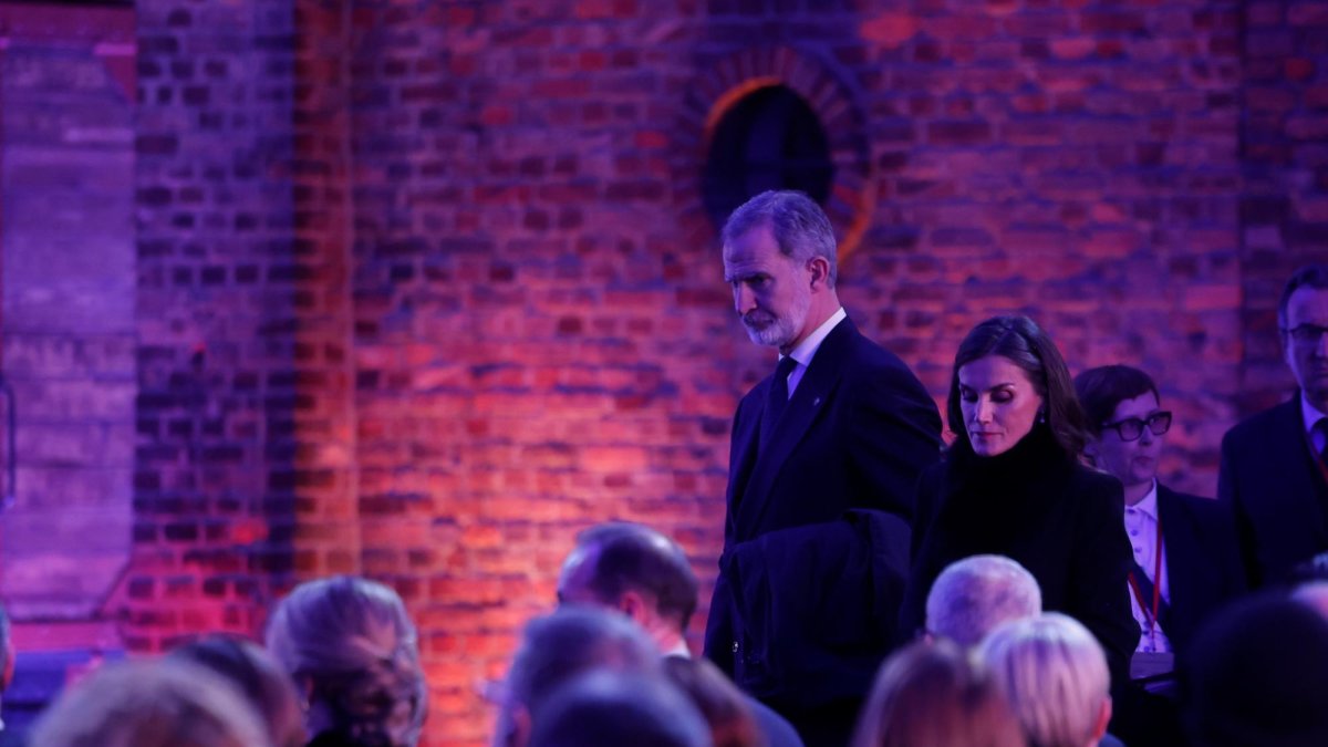 Los reyes llegan a la conmemoración del 80º aniversario de la liberación del campo de concentración de Auschwitz.