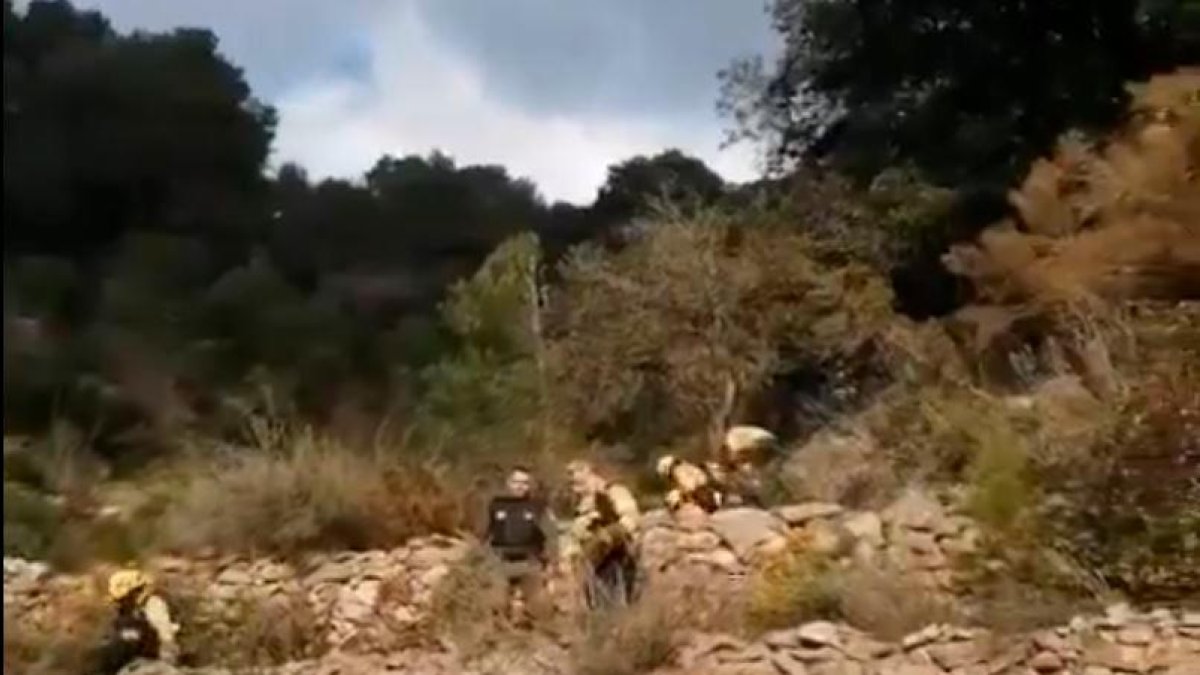 Imagen de los Bombers en la zona del incendio.