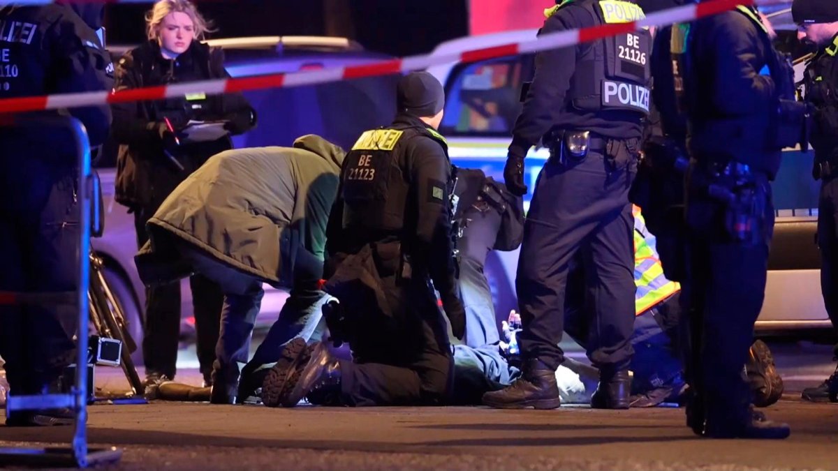 Captura de pantalla que muestra a agentes de policía asistiendo a un hombre español apuñalado con un cuchillo junto al monumento a las víctimas del Holocausto este viernes, en Berlín.