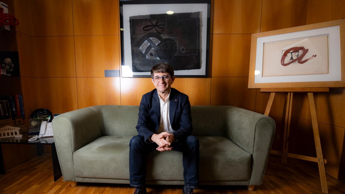 El rector de la Universitat Rovira i Virgili, Josep Pallarès, en su despacho del Rectorado.