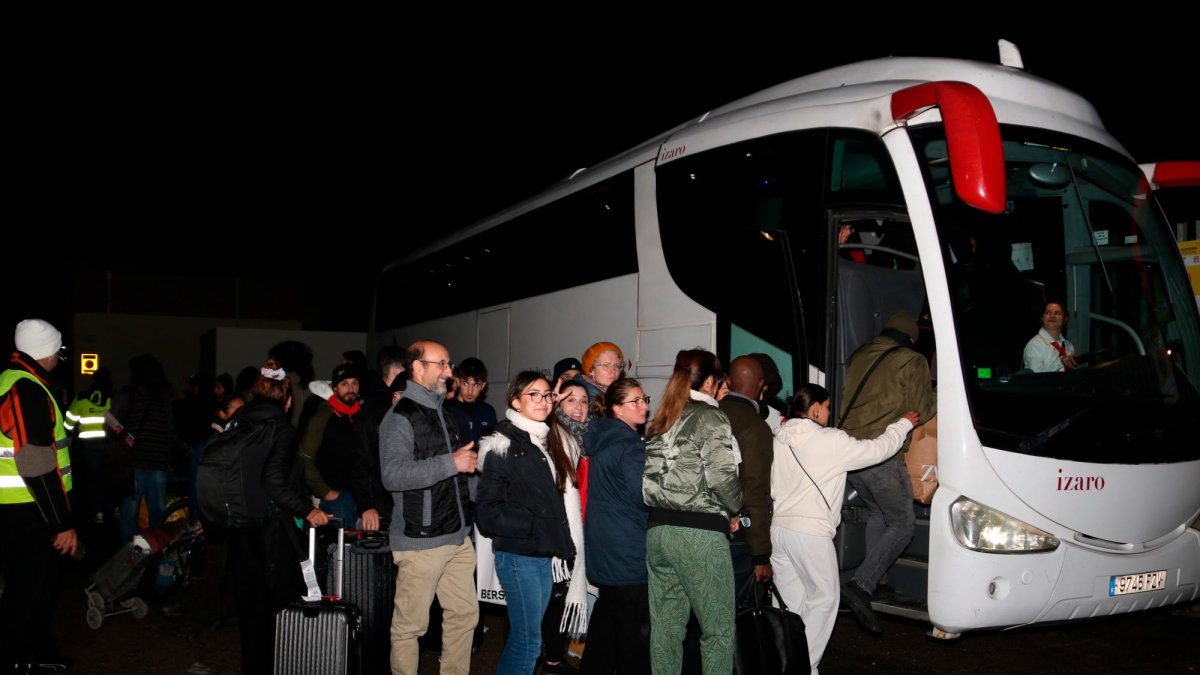 Cola de pasajeros cogiendo uno de los autobuses que ofrecen servicio alternativo por carretera a los últimos y primeros trenes del fin de semana de las líneas R2 Sur, R4, R16 y R17 entre Sant Vicenç de Calders y Cunit.