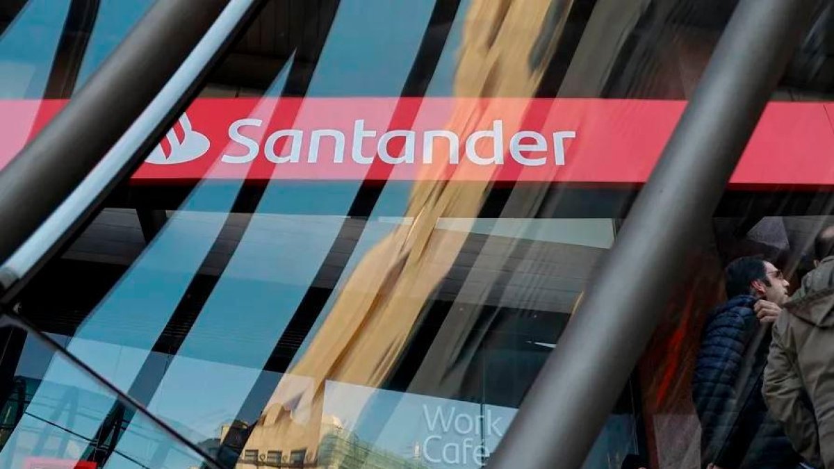 Imagen de archivo de una oficina del banco Santander.