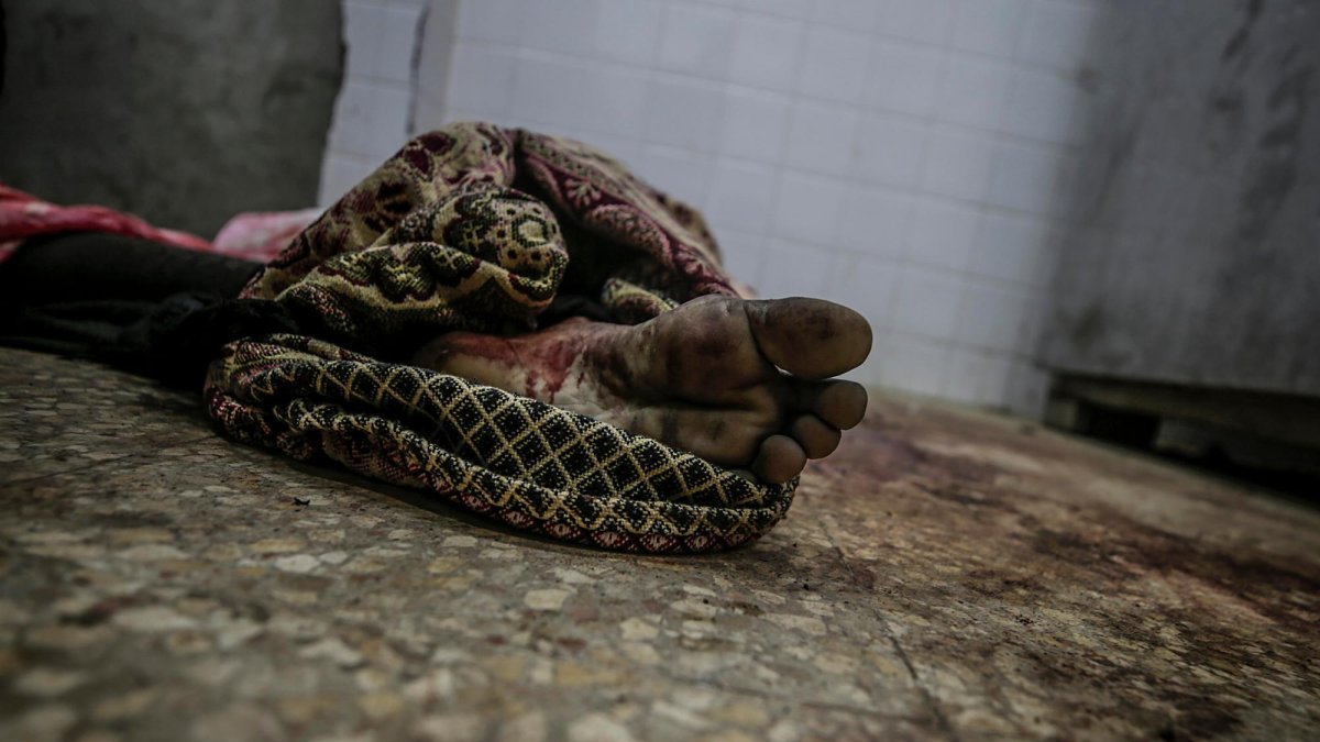 El cuerpo del policía de Hamás Khaled Imad yace en la morgue del Hospital Mártires de Al Aqsa tras un ataque aéreo israelí en el campo de refugiados de Al Bureije en la ciudad de Deir Al Balah, en el centro de la Franja de Gaza, el 5 de enero de 2025.