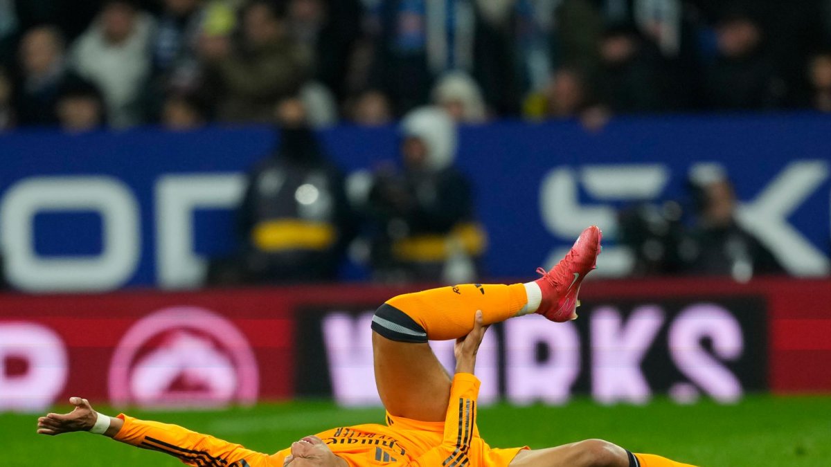 Mbappé después de la entrada de Carlos Romero.