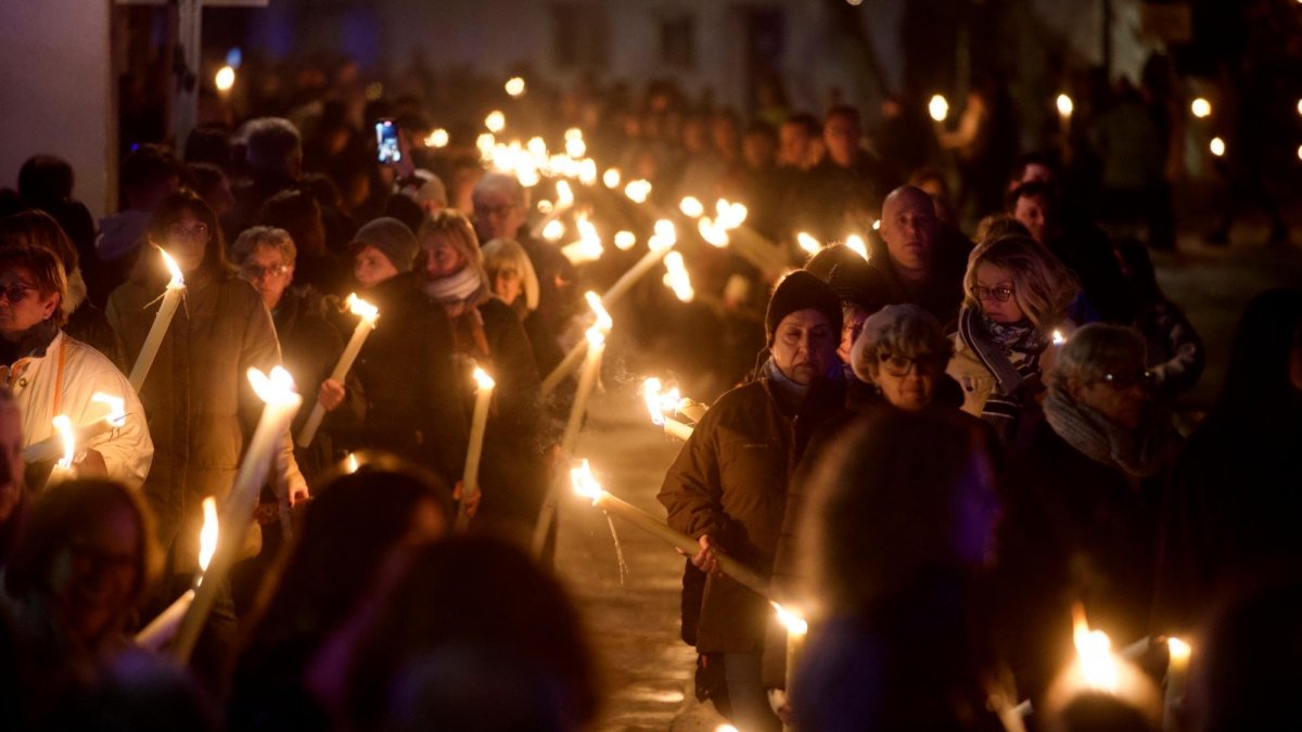La processó de la Candelera se celebra de nit pels carrers de l’Ametlla.