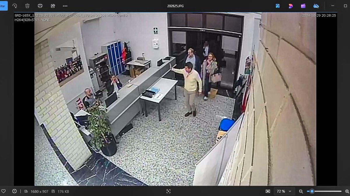 Imagen facilitada este miércoles de la cámara de seguridad del Centro de Coordinación de Emergencias incluida en el informe firmado por el coordinador de Prevención y Emergencias en la que se observa al president de la Generalitat, Carlos Mazón, accediendo a las instalaciones a las 20.28 del pasado 29 de octubre.