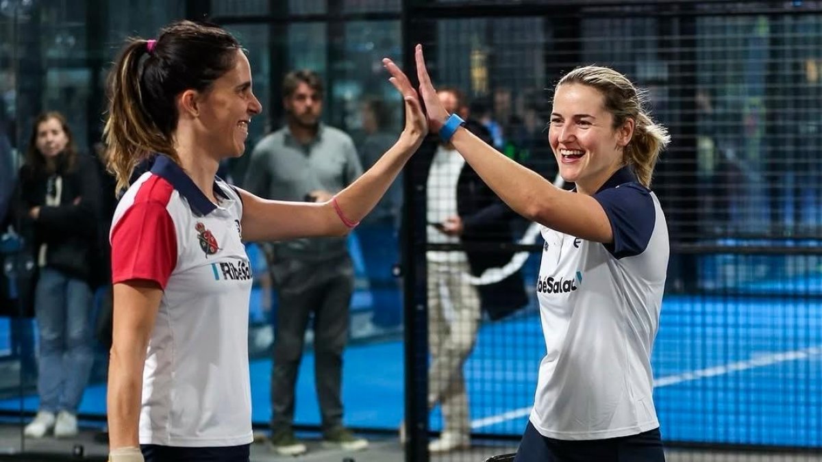 Ari Sánchez (derecha) festeja un punto con Cristina Gomis en su partido de semifinales.