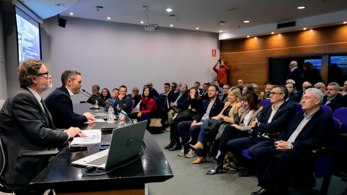 Santiago Castellà, a la izquierda, ayer, durante su intervención en las instalaciones de la Cambra de Comerç de Tarragona.