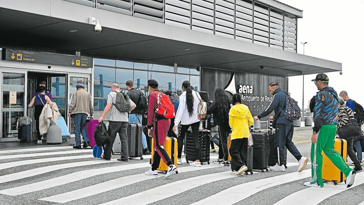 Passatgers durant el darrer dia d’activitat del 2024 a l’Aeroport de Reus.