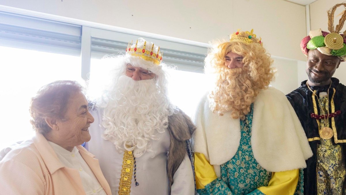 Una de las residentes observa sonriente a Sus Majestades los Reyes Magos.